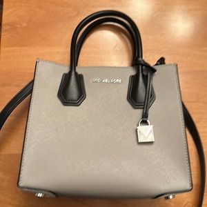 Michael Kors tote crossbody. Gray, white and black